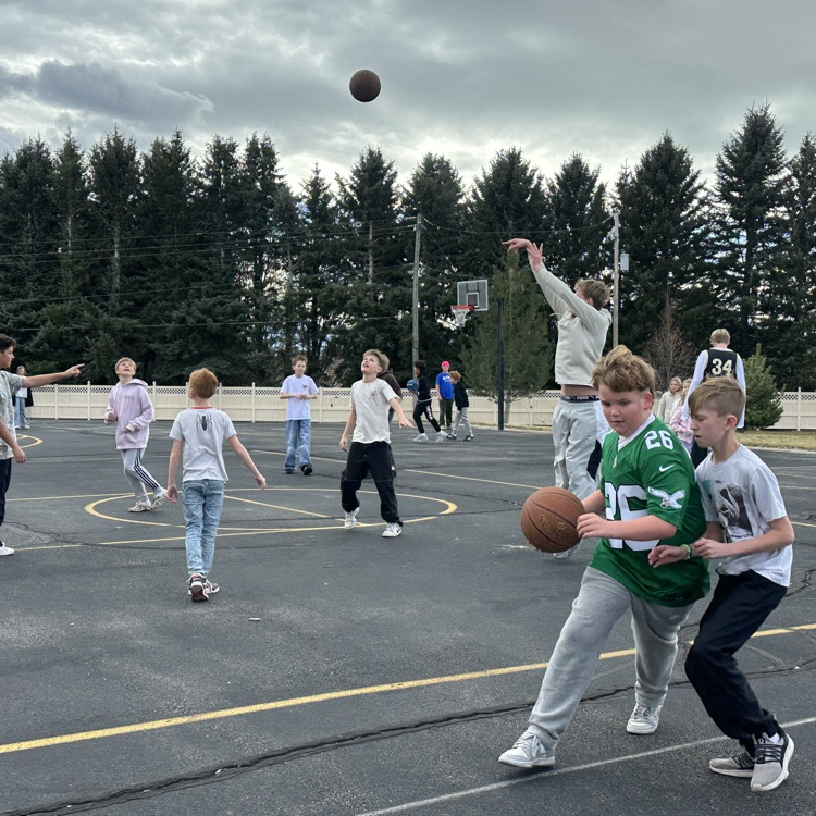 LP Basketball players at lunch 
