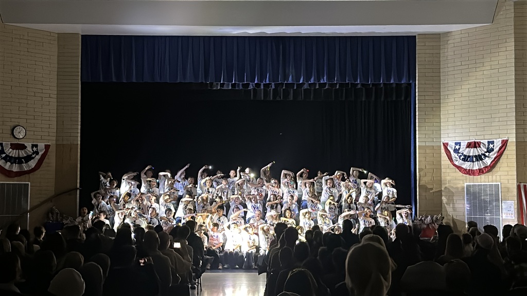 5th grade students performing patriotic songs