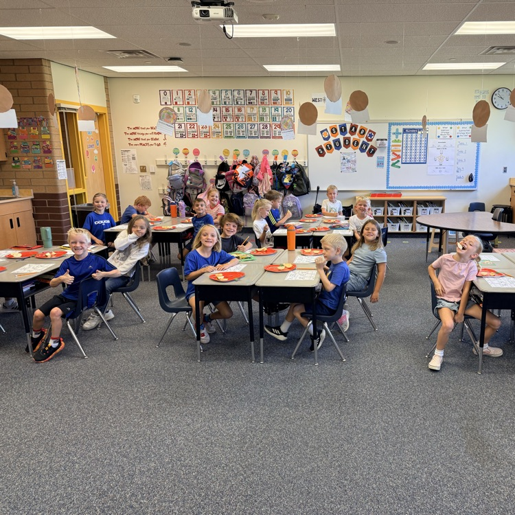 students eating apples 