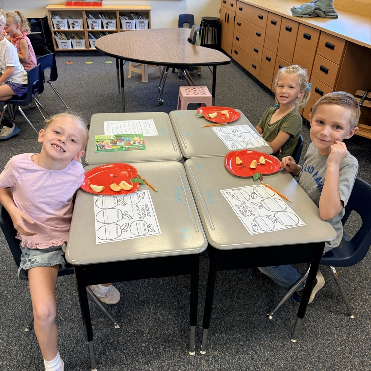 students eating apples 