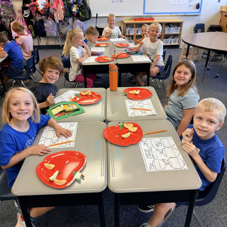 students eating apples 