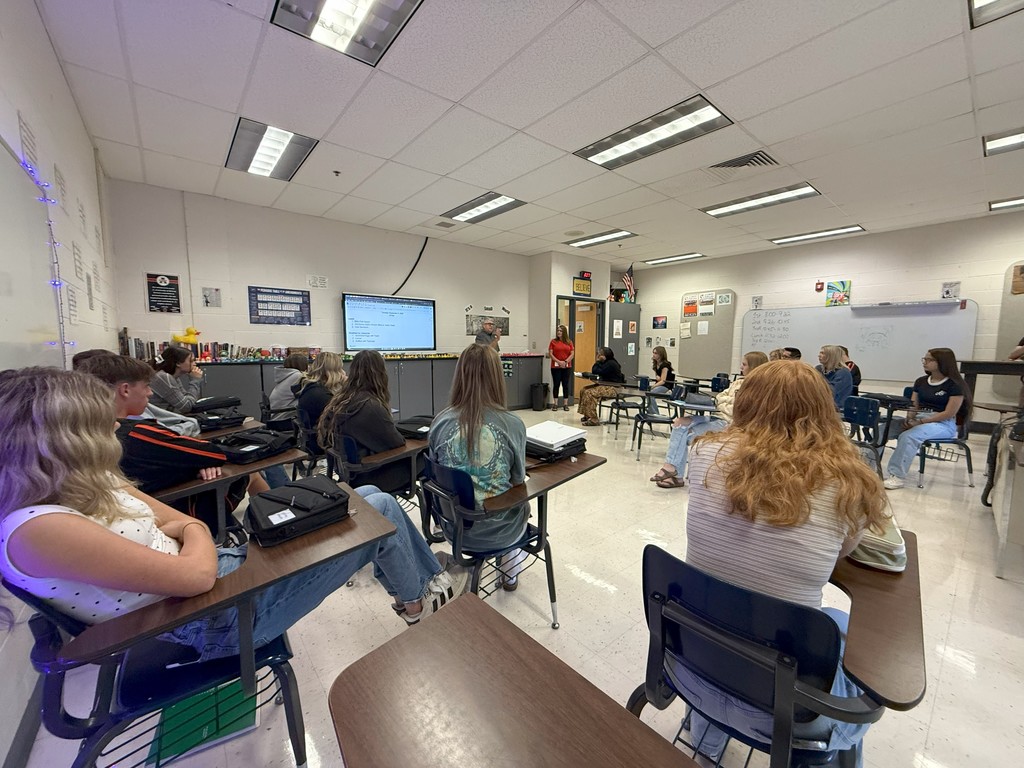 Jeff Rogers and Julie Stephens talk to the class about what the Illinois Press Foundation and the Illinois Farm Bureau does in our state. 