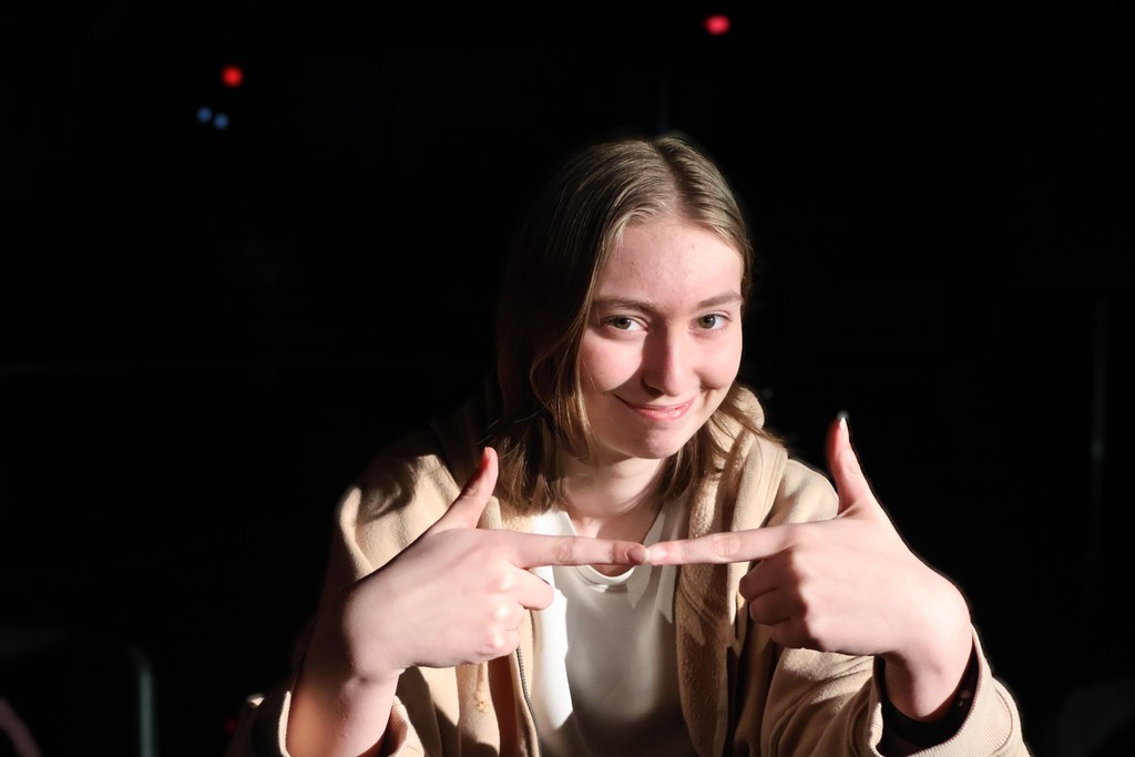 Emma Long playing Juror 9