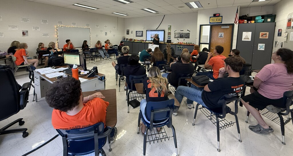 Students listen to Jeff Rogers talk about the journalism profession.