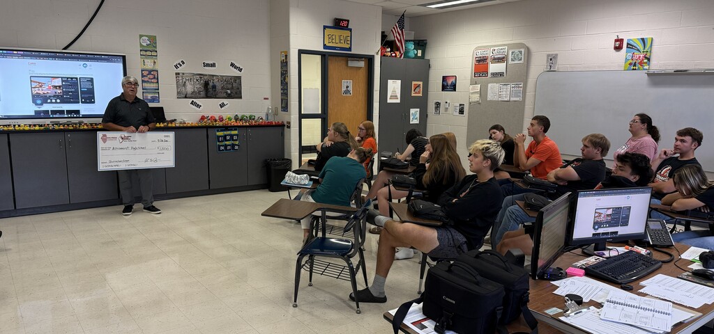 Students listen to Jeff Rogers talk about the journalism profession.