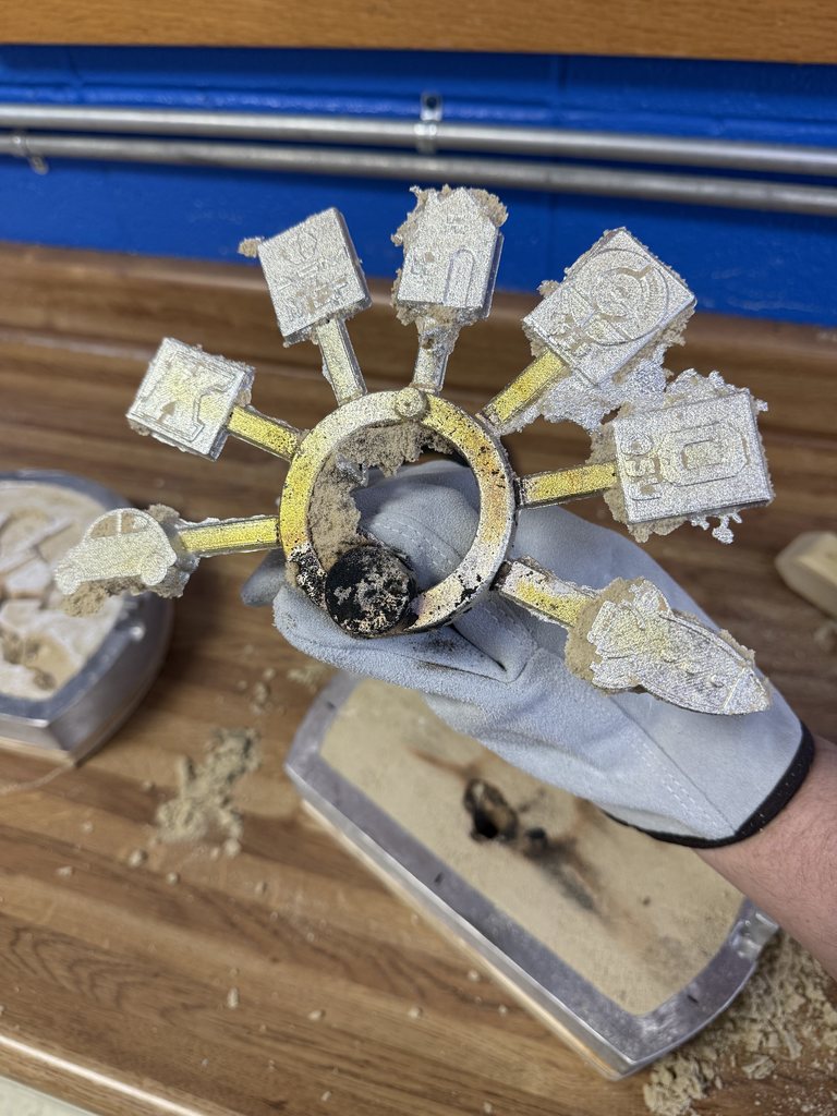 The cooling cast from tin.