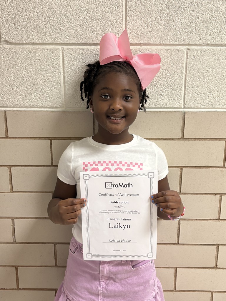 Laikyn with her certifcate.