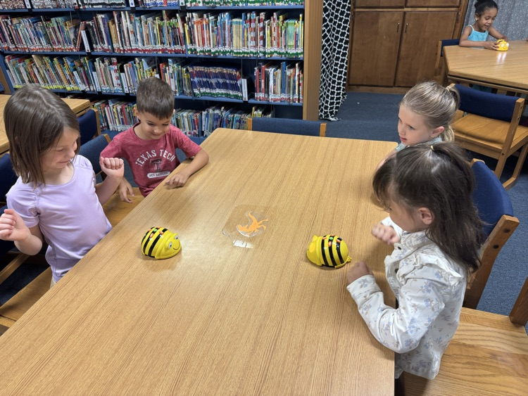 kindergartners doing STEM