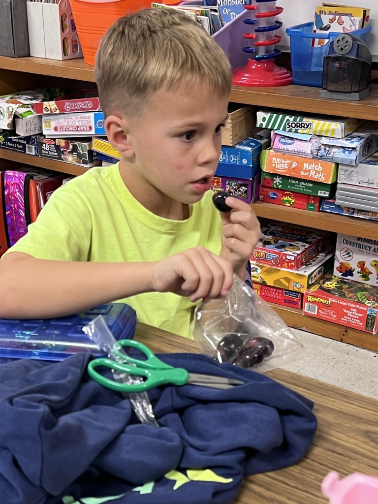Students eating fruit.