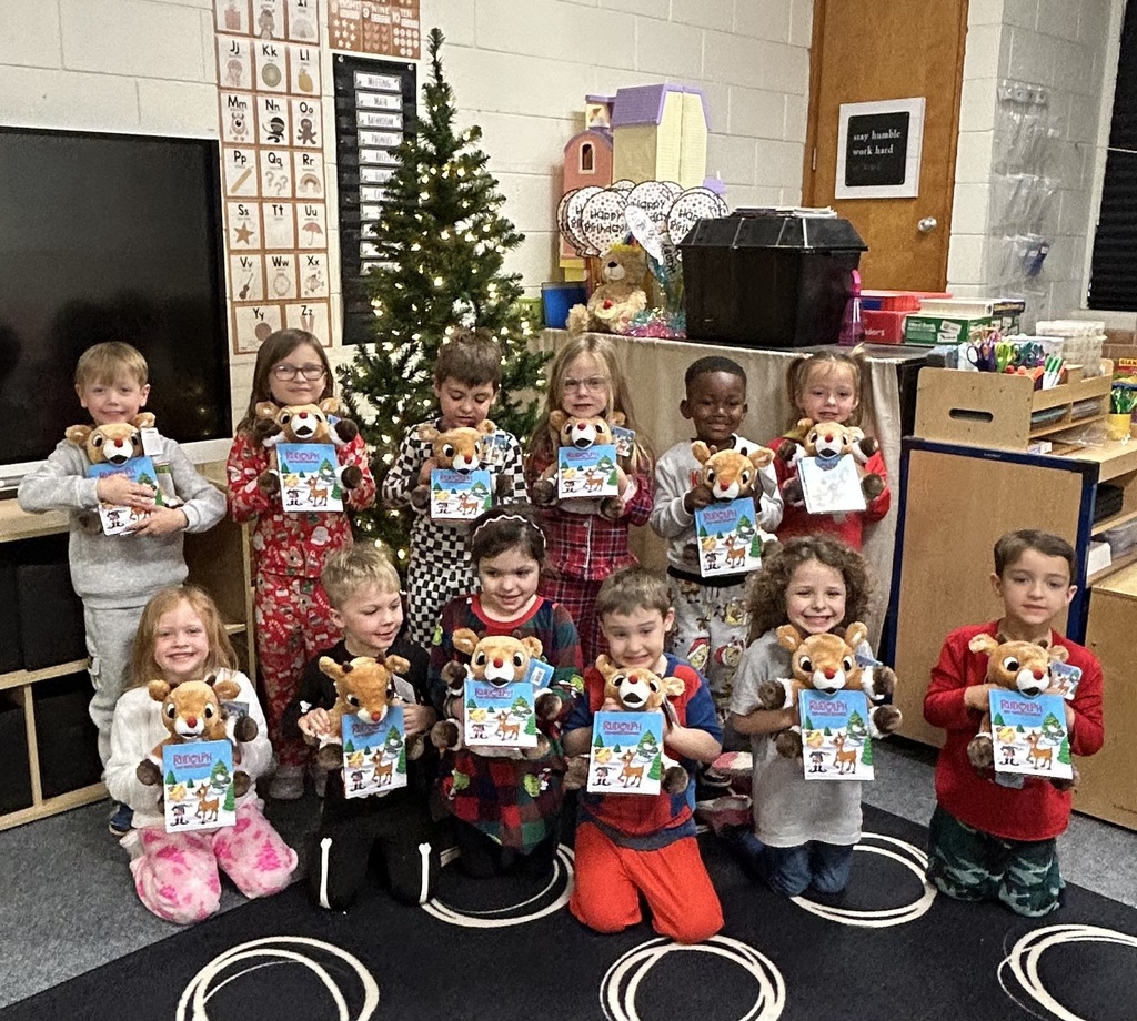 kids  showing their books