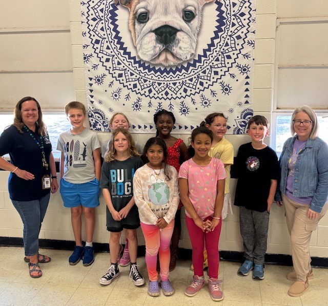 students posing with a bulldog