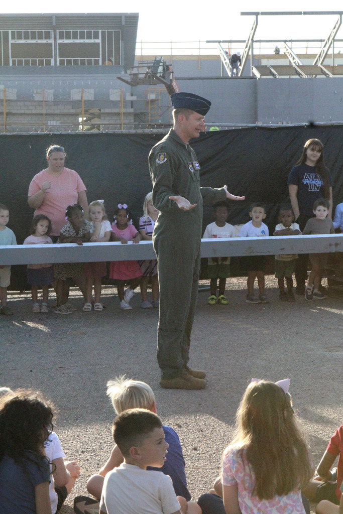 Col. Kind addresses the crowd.