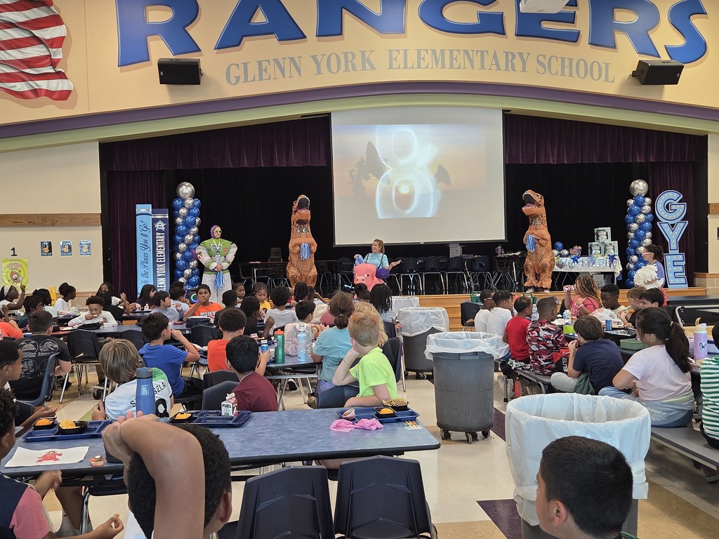 Picture of PTO Presenting Fundraiser at Lunch