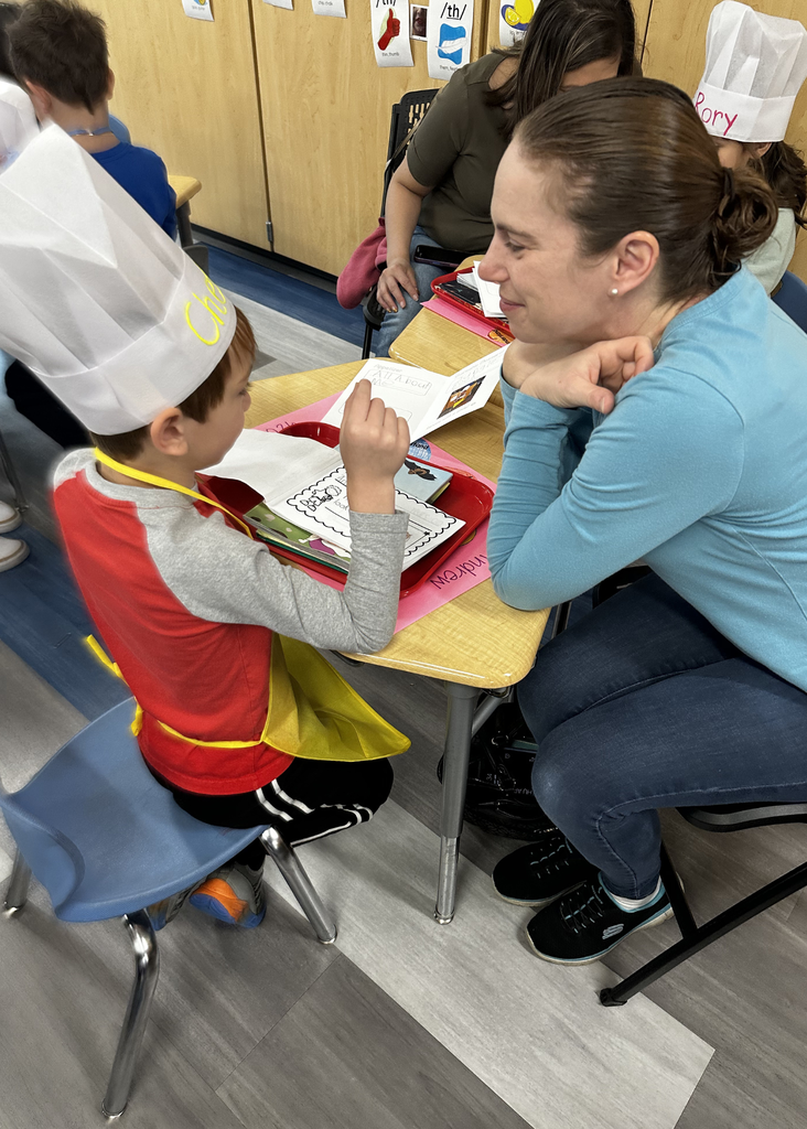 Parent reading with their Kindergartner