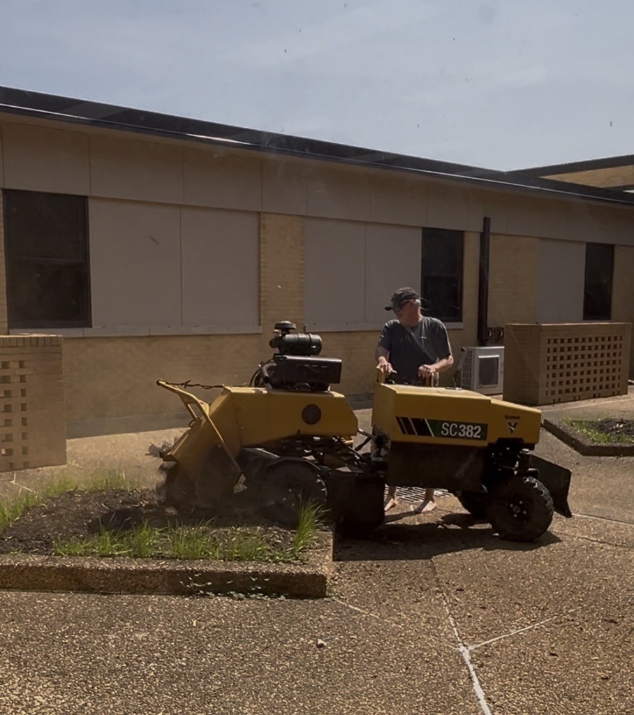Thank you, Keith Shields (Keith's Stump Grinding), for volunteering your time at AHS. We appreciate your willingness to invest in our school and community!