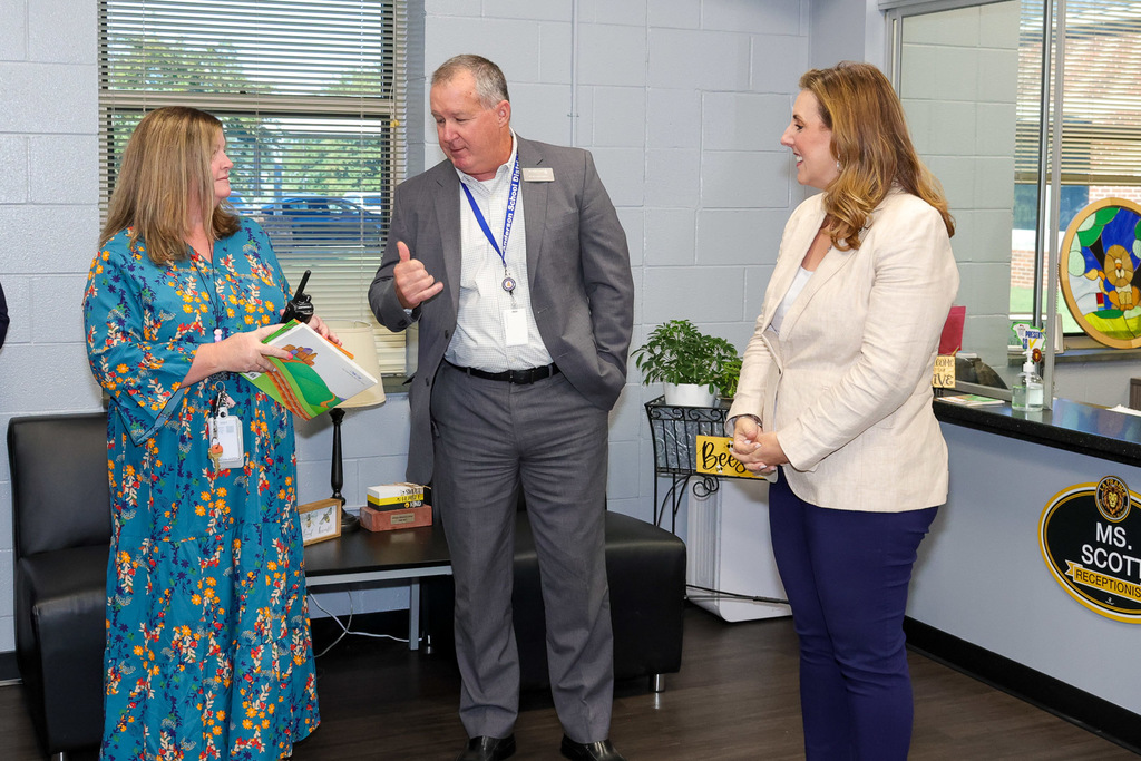 Supt. Ellen Weaver visits La France Elementary