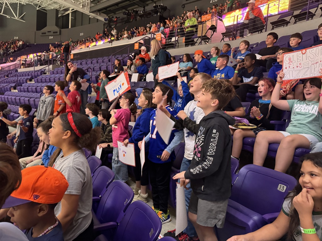 5th grade students cheering on the Tigers!