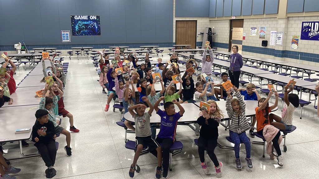 What an incredible day for our 2nd graders! Thanks to the amazing generosity of various community businesses, each student was able to choose a new book to take home. The excitement in the room was palpable as they explored their new literary adventures! A huge shout-out to Megan Speir for leading this wonderful initiative. Our Wildcats are diving into reading! 📚