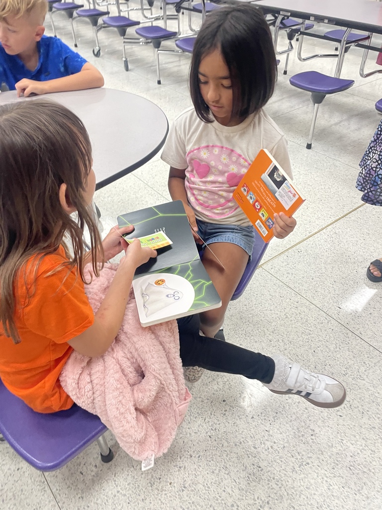 What an incredible day for our 2nd graders! Thanks to the amazing generosity of various community businesses, each student was able to choose a new book to take home. The excitement in the room was palpable as they explored their new literary adventures! A huge shout-out to Megan Speir for leading this wonderful initiative. Our Wildcats are diving into reading! 📚