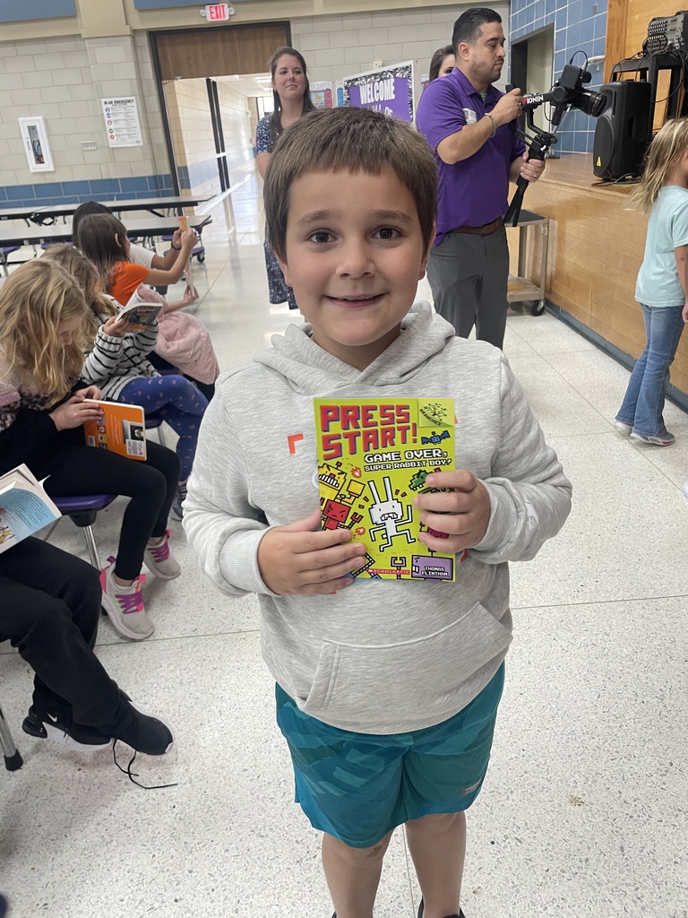 What an incredible day for our 2nd graders! Thanks to the amazing generosity of various community businesses, each student was able to choose a new book to take home. The excitement in the room was palpable as they explored their new literary adventures! A huge shout-out to Megan Speir for leading this wonderful initiative. Our Wildcats are diving into reading! 📚