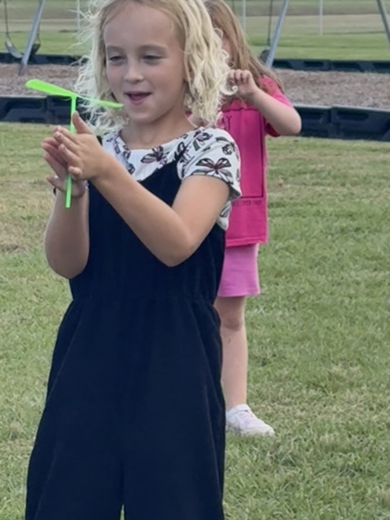 ✨ 3rd Grade Science Fun! ✨  Our 3rd graders explored energy using toy propellers! They discovered that the spinning propellers showed off many types of energy — mechanical, kinetic, sound, and even thermal from the friction of their hands. Such a fun and hands-on way to learn how energy works! 
