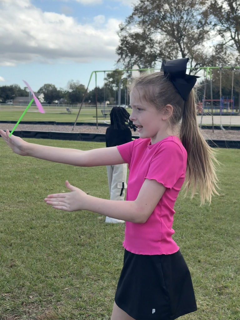 ✨ 3rd Grade Science Fun! ✨  Our 3rd graders explored energy using toy propellers! They discovered that the spinning propellers showed off many types of energy — mechanical, kinetic, sound, and even thermal from the friction of their hands. Such a fun and hands-on way to learn how energy works! 