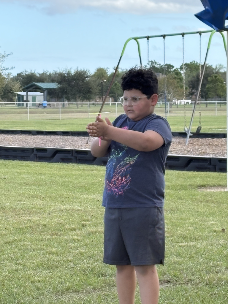 ✨ 3rd Grade Science Fun! ✨  Our 3rd graders explored energy using toy propellers! They discovered that the spinning propellers showed off many types of energy — mechanical, kinetic, sound, and even thermal from the friction of their hands. Such a fun and hands-on way to learn how energy works! 