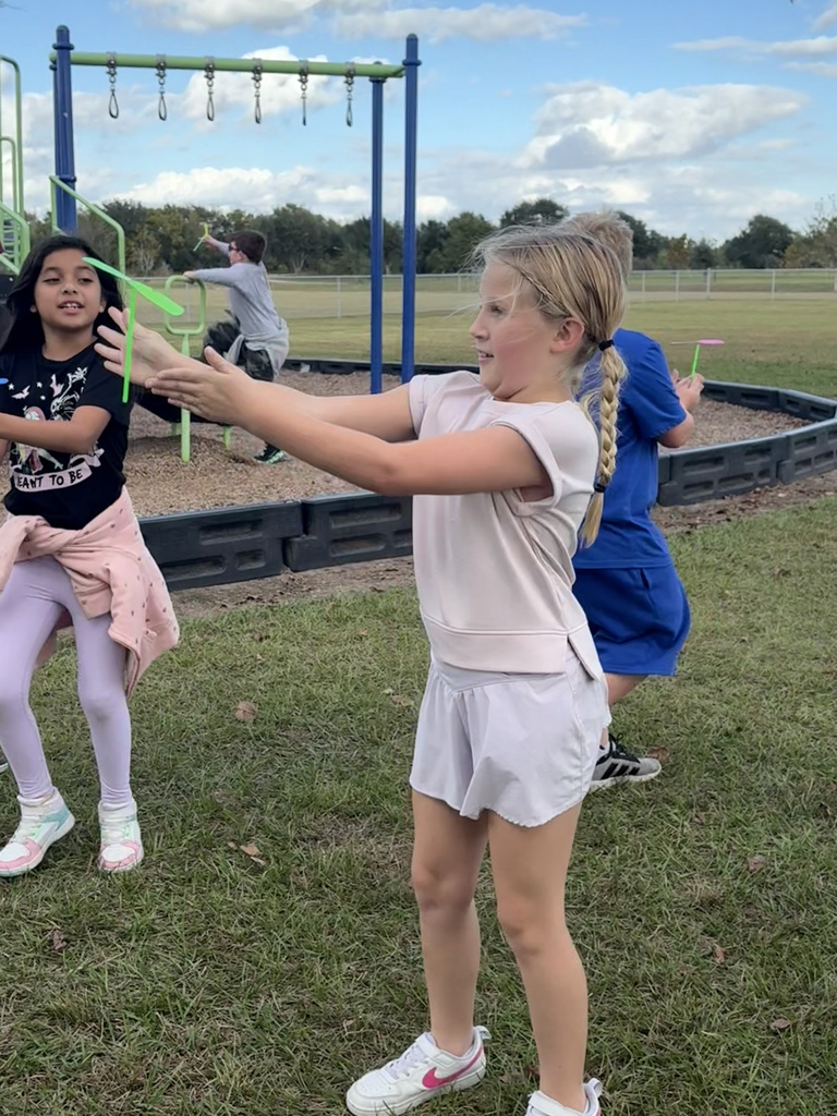 ✨ 3rd Grade Science Fun! ✨  Our 3rd graders explored energy using toy propellers! They discovered that the spinning propellers showed off many types of energy — mechanical, kinetic, sound, and even thermal from the friction of their hands. Such a fun and hands-on way to learn how energy works! 