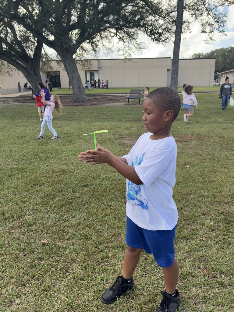 ✨ 3rd Grade Science Fun! ✨  Our 3rd graders explored energy using toy propellers! They discovered that the spinning propellers showed off many types of energy — mechanical, kinetic, sound, and even thermal from the friction of their hands. Such a fun and hands-on way to learn how energy works! 