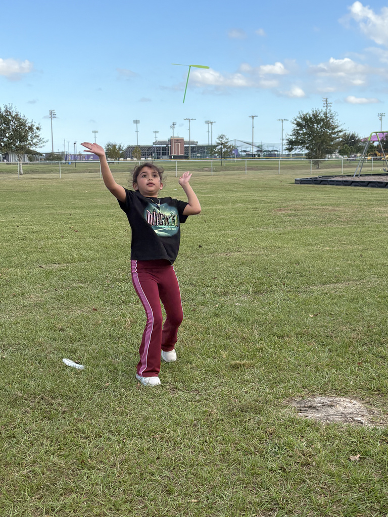 ✨ 3rd Grade Science Fun! ✨  Our 3rd graders explored energy using toy propellers! They discovered that the spinning propellers showed off many types of energy — mechanical, kinetic, sound, and even thermal from the friction of their hands. Such a fun and hands-on way to learn how energy works! 