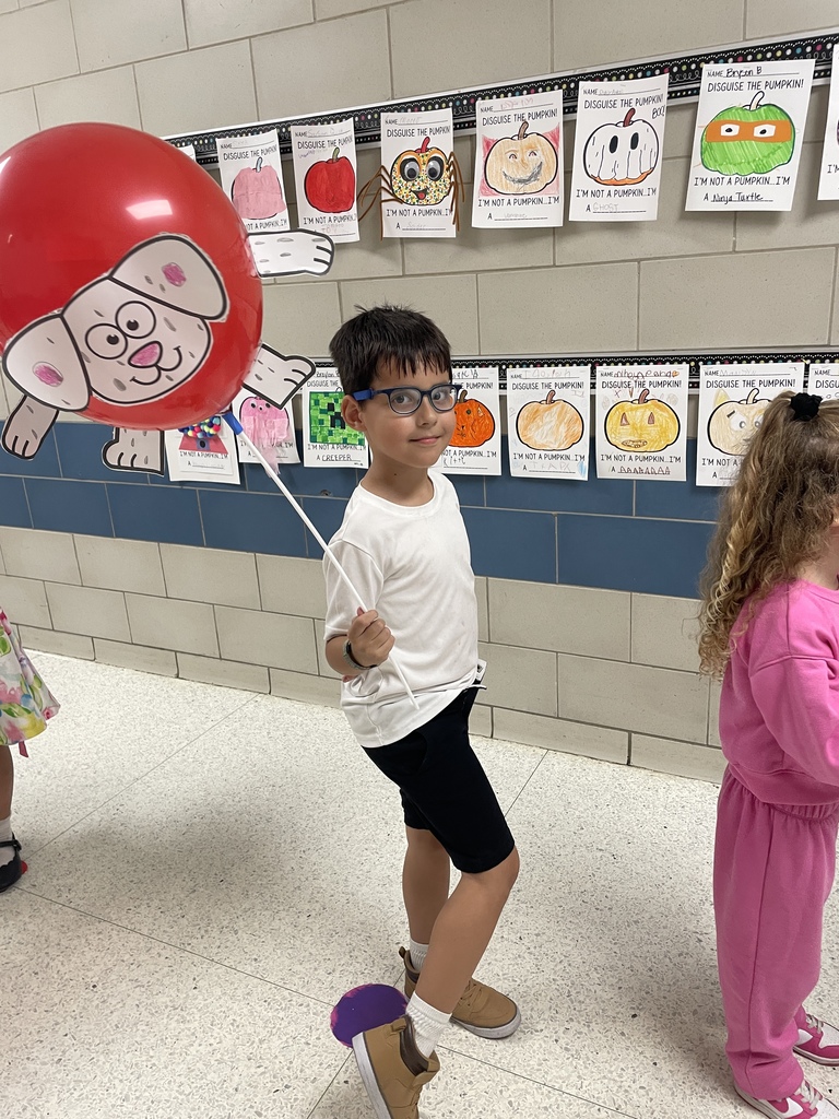 Did you know the Macy’s Thanksgiving Day Parade started with puppets? Our Pre-K, Kinder, and 1st-grade students do! After learning all about the history of the parade and the inventor of the very first puppet float, they put their engineering skills to the test. They designed and created their very own animal balloon floats for a special hallway parade today! To top it all off, Mrs. Gay—the winner of our Feather Fundraiser—was a fabulous sport and joined the fun as our official Turkey Teacher!