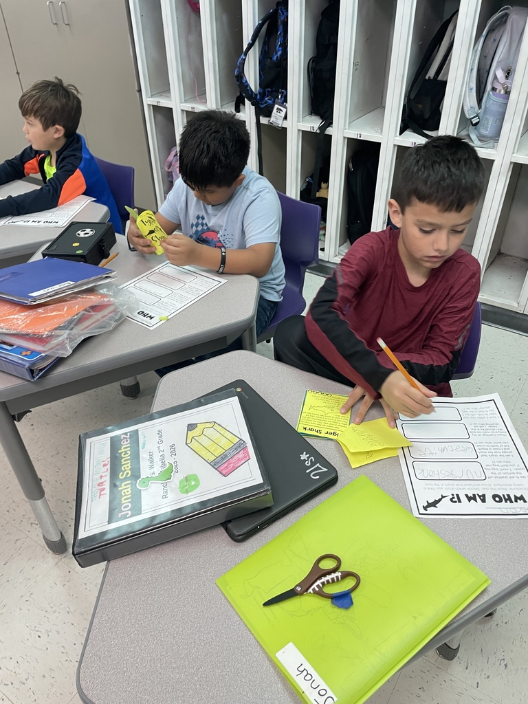 Ms. Brown’s class is taking a deep dive into the ocean! Our 2nd graders turned into "reading researchers" as they explored the world of sharks. Using non-fiction text features, students practiced identifying captions, headings, and diagrams to become experts on their favorite finned friends. It’s amazing to see these young scholars so engaged and hungry for knowledge!
