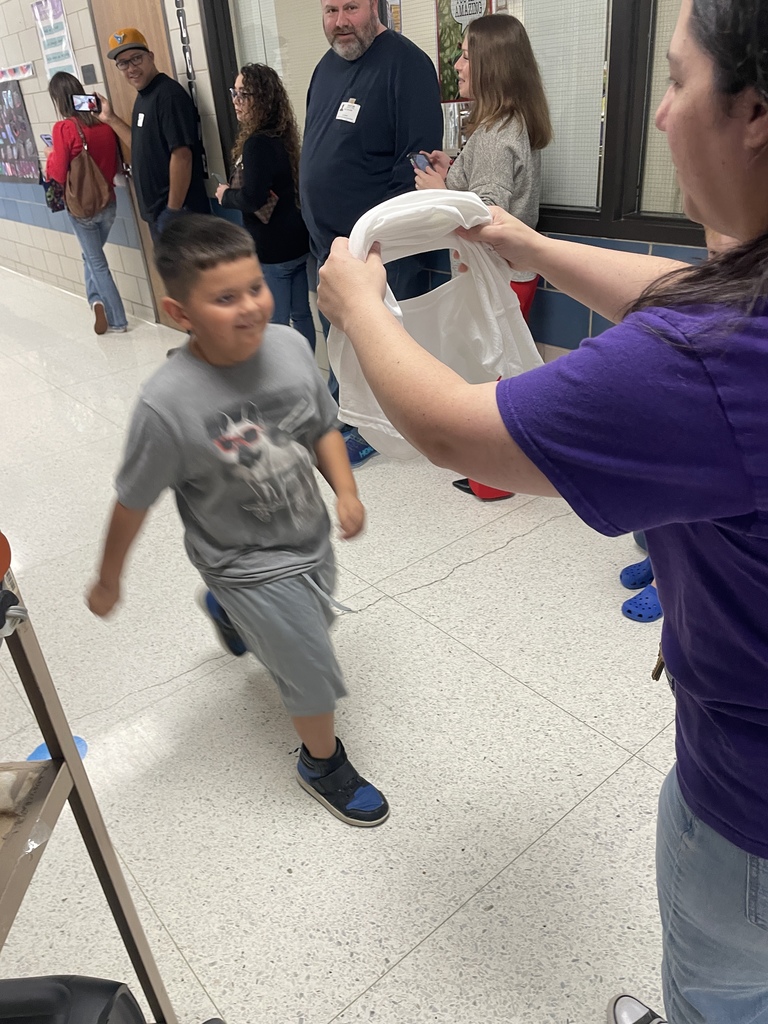 Our hallway was buzzing with excitement! Just before the break, we celebrated our third AR Parade of the year! There is nothing quite like the energy of our students being cheered on as they earn those "Super Reader" shirts. We are so proud of the hard work and miles of pages these students have covered. We only have one parade left for the school year—let’s keep that reading momentum going, Rancho Isabella!
