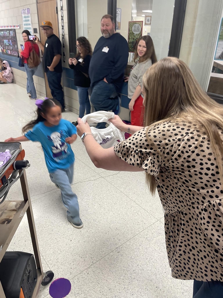 Our hallway was buzzing with excitement! Just before the break, we celebrated our third AR Parade of the year! There is nothing quite like the energy of our students being cheered on as they earn those "Super Reader" shirts. We are so proud of the hard work and miles of pages these students have covered. We only have one parade left for the school year—let’s keep that reading momentum going, Rancho Isabella!