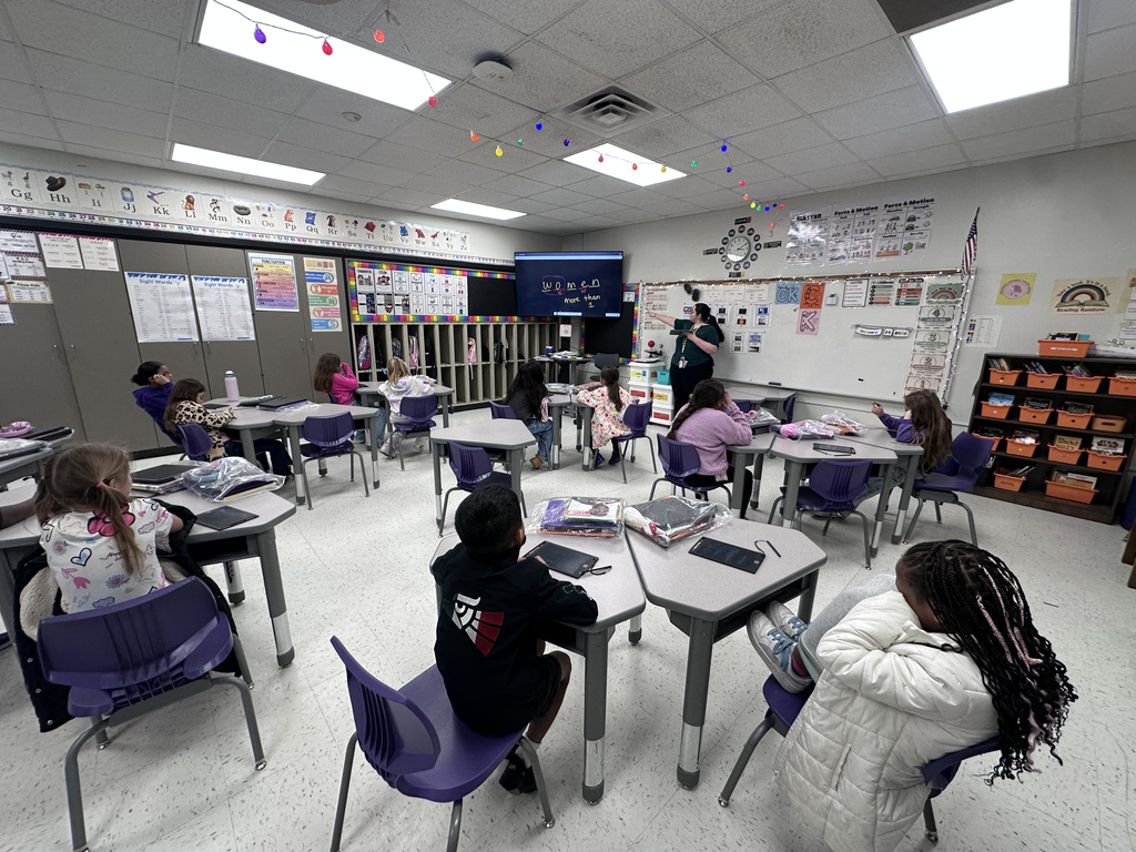 Mrs. Walker-Campos’ students are using LED writing tablets to dive deep into their Phonics lessons this week. These tablets are the perfect tool for quick sketches in Science or perfecting spelling during Phonics drills. We love seeing our 2nd graders embrace new ways to learn and grow!