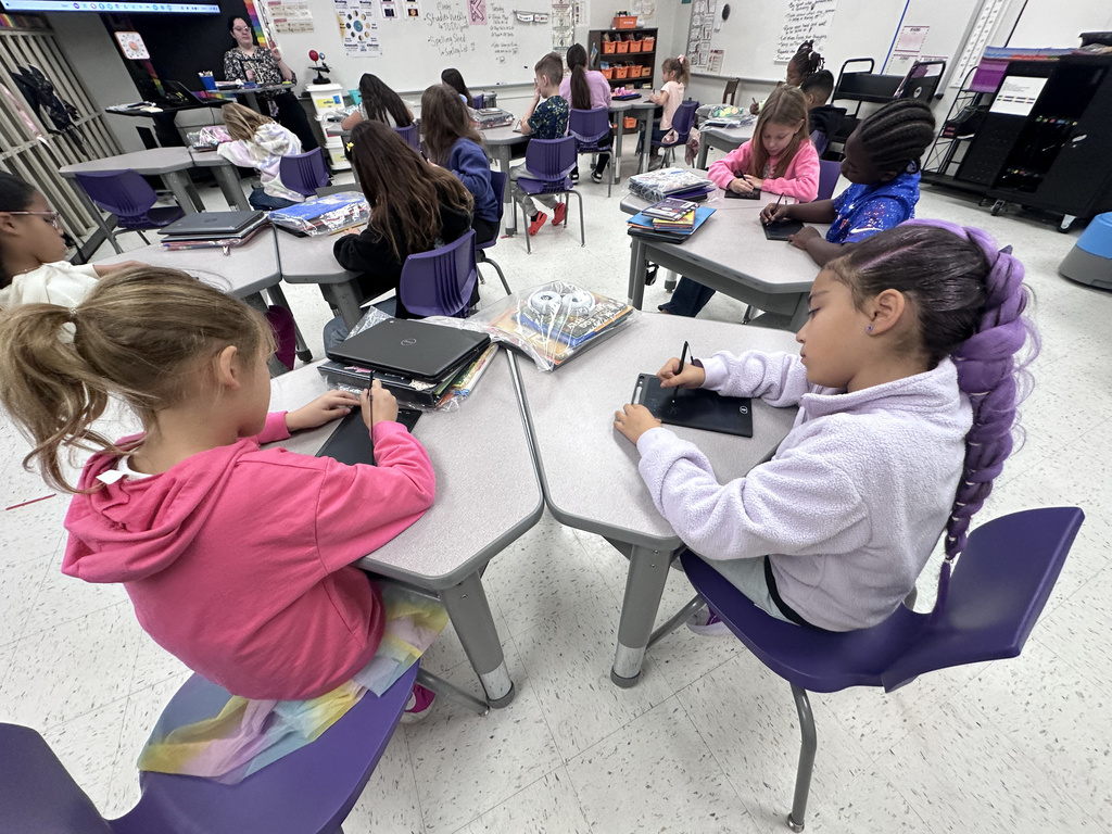 Mrs. Walker-Campos’ students are using LED writing tablets to dive deep into their Phonics lessons this week. These tablets are the perfect tool for quick sketches in Science or perfecting spelling during Phonics drills. We love seeing our 2nd graders embrace new ways to learn and grow!