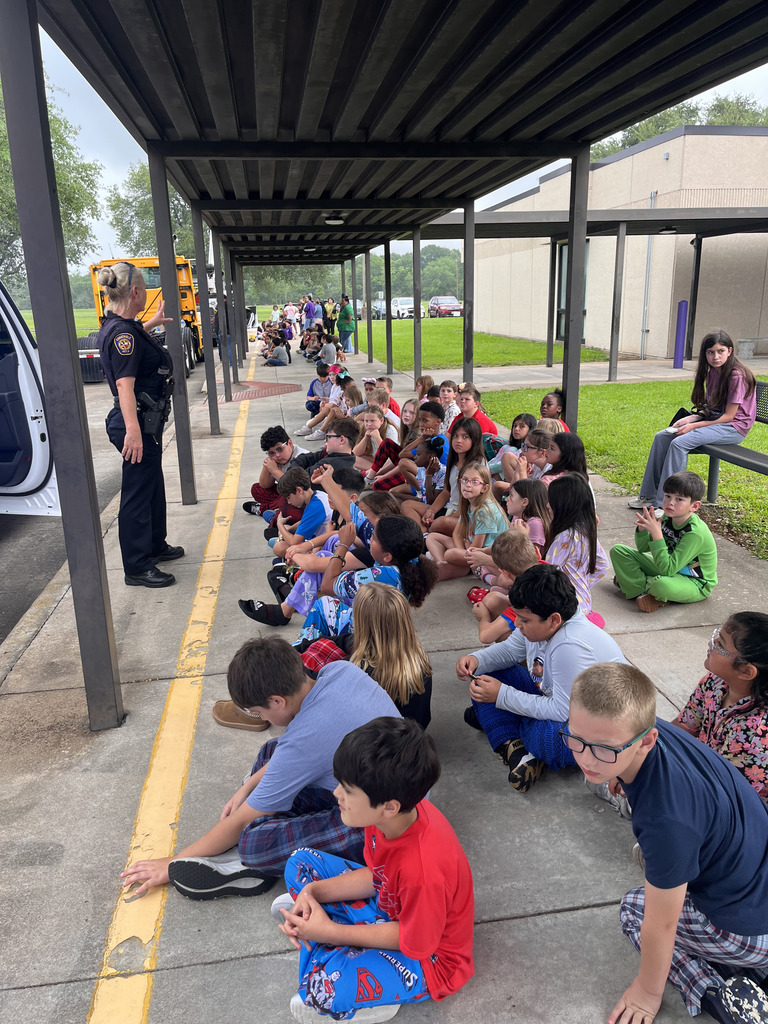 A huge thank you to all the amazing professionals who joined us yesterday for Careers on Wheels! Our students had the best time meeting local heroes, exploring the "tools of the trade," and dreaming big about their own futures. It’s days like these that remind us how lucky we are to have such a supportive community behind our school.  Who knows? We might have just met our future Chief of Police or a master engineer right here on the playground!