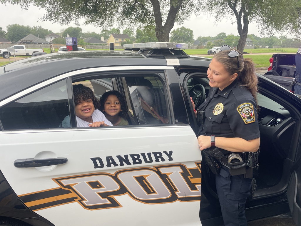 A huge thank you to all the amazing professionals who joined us yesterday for Careers on Wheels! Our students had the best time meeting local heroes, exploring the "tools of the trade," and dreaming big about their own futures. It’s days like these that remind us how lucky we are to have such a supportive community behind our school.  Who knows? We might have just met our future Chief of Police or a master engineer right here on the playground!