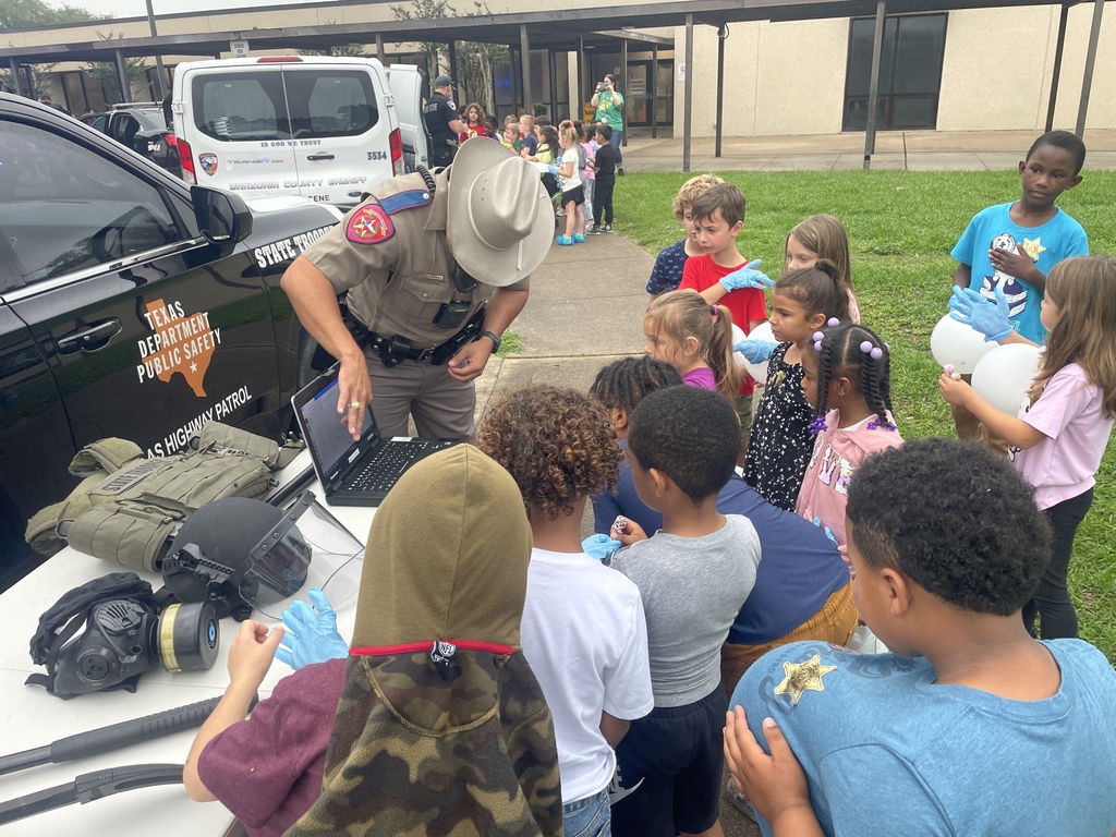 A huge thank you to all the amazing professionals who joined us yesterday for Careers on Wheels! Our students had the best time meeting local heroes, exploring the "tools of the trade," and dreaming big about their own futures. It’s days like these that remind us how lucky we are to have such a supportive community behind our school.  Who knows? We might have just met our future Chief of Police or a master engineer right here on the playground!