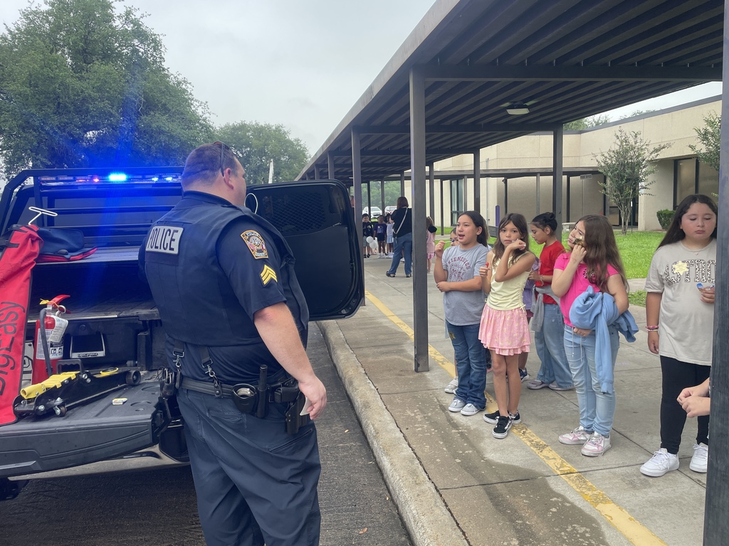 A huge thank you to all the amazing professionals who joined us yesterday for Careers on Wheels! Our students had the best time meeting local heroes, exploring the "tools of the trade," and dreaming big about their own futures. It’s days like these that remind us how lucky we are to have such a supportive community behind our school.  Who knows? We might have just met our future Chief of Police or a master engineer right here on the playground!