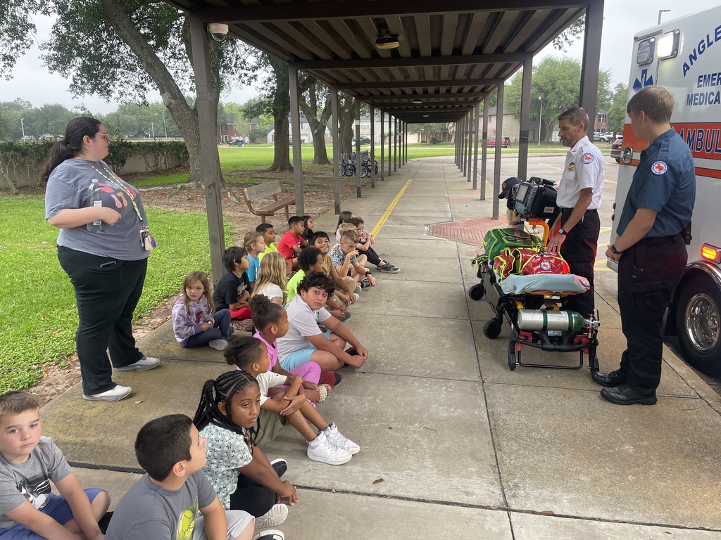 A huge thank you to all the amazing professionals who joined us yesterday for Careers on Wheels! Our students had the best time meeting local heroes, exploring the "tools of the trade," and dreaming big about their own futures. It’s days like these that remind us how lucky we are to have such a supportive community behind our school.  Who knows? We might have just met our future Chief of Police or a master engineer right here on the playground!