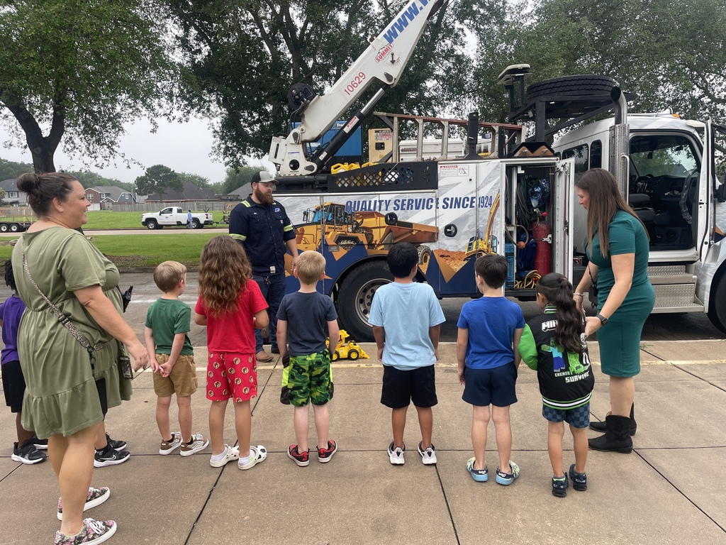 A huge thank you to all the amazing professionals who joined us yesterday for Careers on Wheels! Our students had the best time meeting local heroes, exploring the "tools of the trade," and dreaming big about their own futures. It’s days like these that remind us how lucky we are to have such a supportive community behind our school.  Who knows? We might have just met our future Chief of Police or a master engineer right here on the playground!
