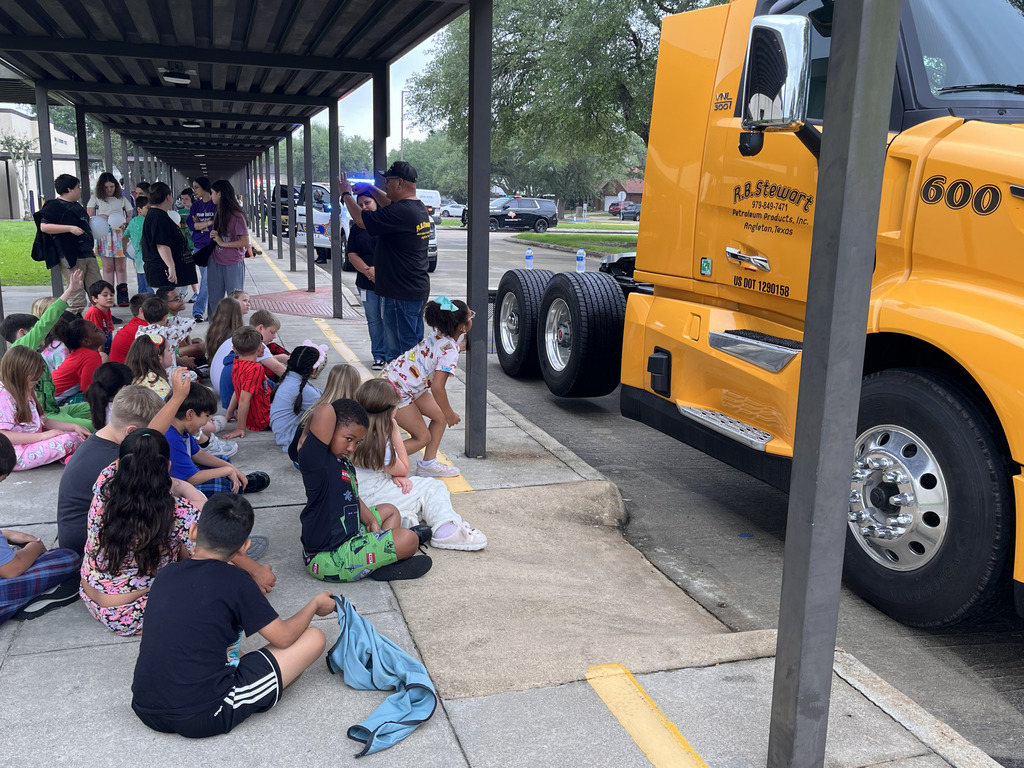 A huge thank you to all the amazing professionals who joined us yesterday for Careers on Wheels! Our students had the best time meeting local heroes, exploring the "tools of the trade," and dreaming big about their own futures. It’s days like these that remind us how lucky we are to have such a supportive community behind our school.  Who knows? We might have just met our future Chief of Police or a master engineer right here on the playground!