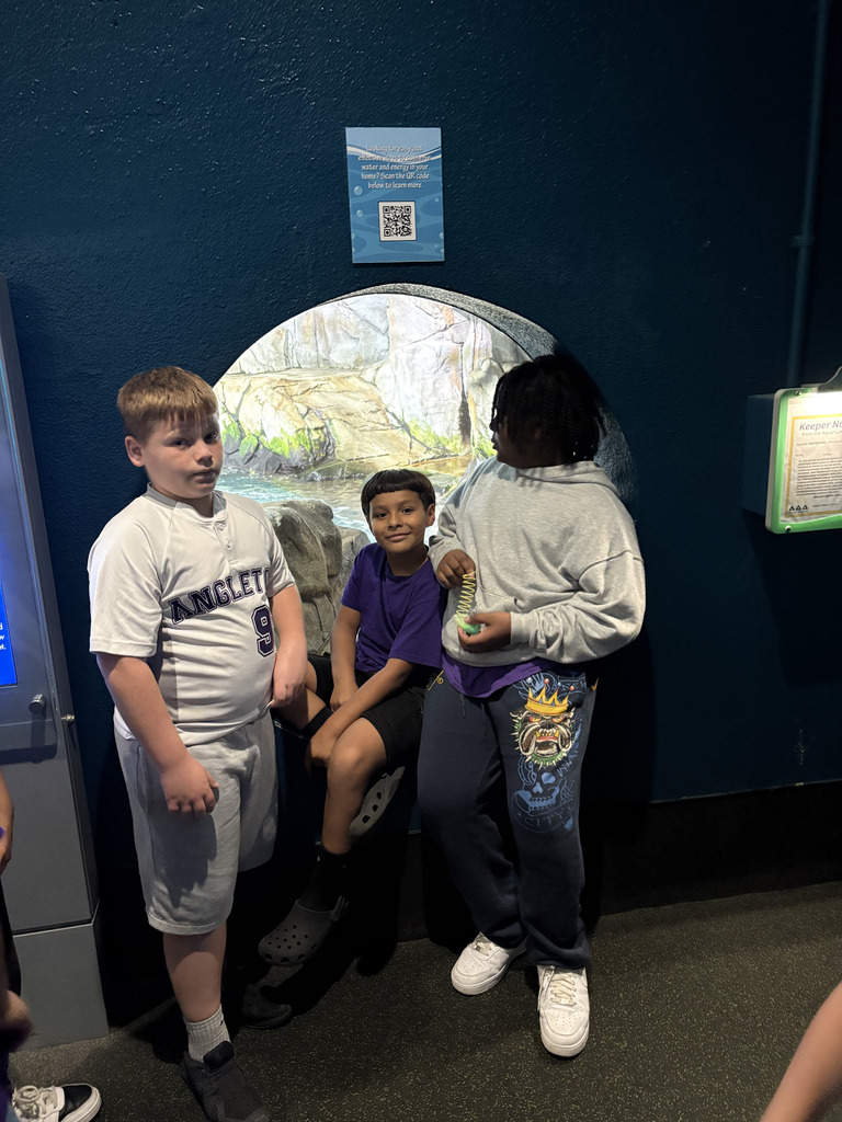Deep dives and giant discoveries! Our 4th graders took over Moody Gardens Aquarium, getting up close with everything from mesmerizing jellyfish to our favorite feathered friends in the penguin exhibit. Seeing their faces light up as they connect their classroom lessons to the real world is what it’s all about!