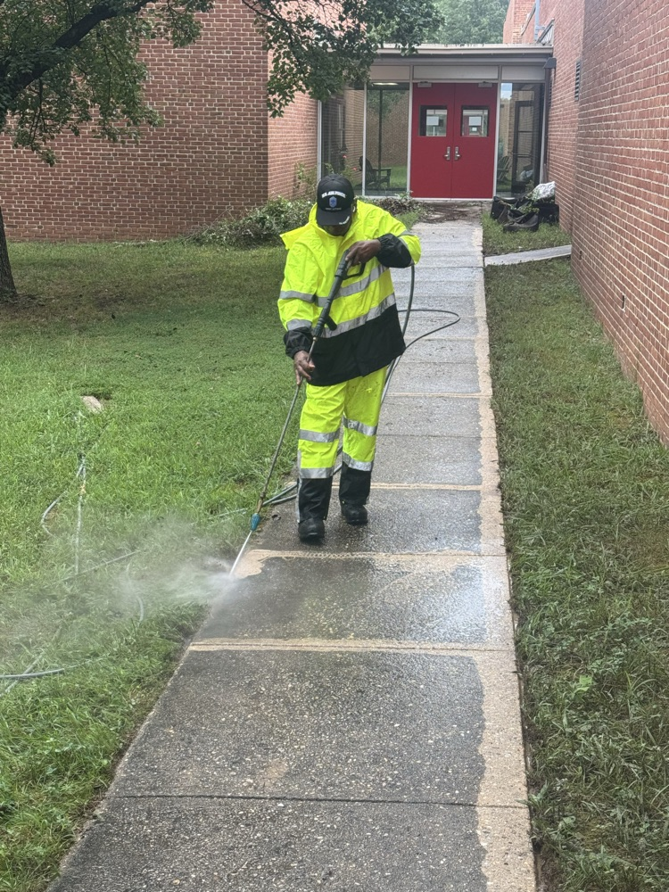 power washing side walk 