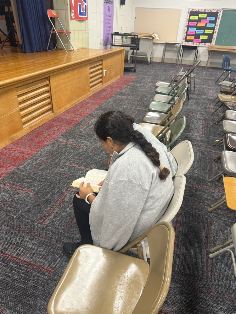Recess is for running, but for these students, it’s also for reading! 📖 So proud to see them choosing to get lost in a good book. #aacpsawesome #belonggrowsucceed 