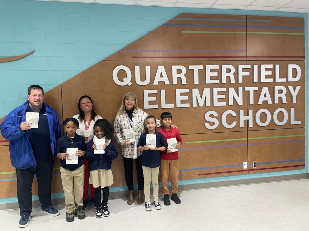 Picture of students with dictionaries