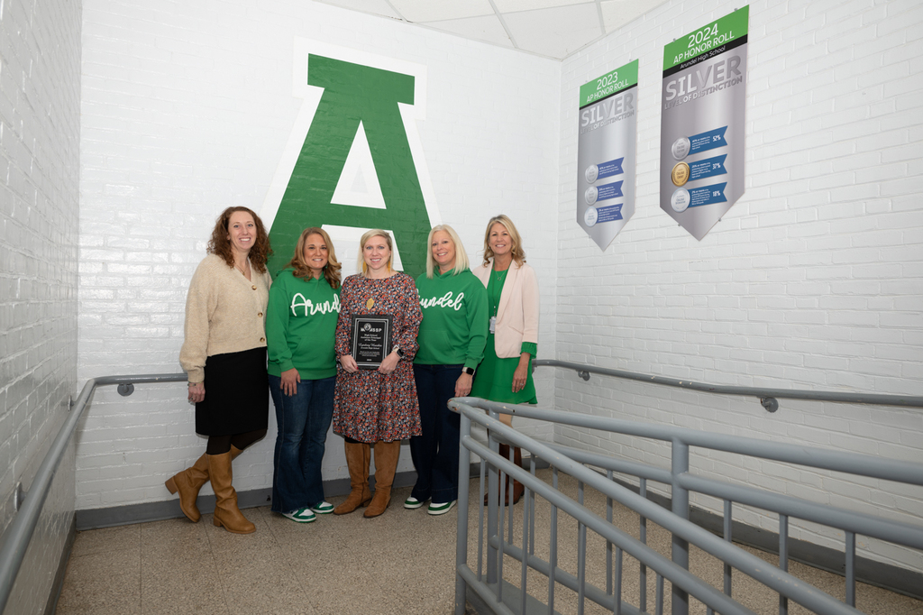 Lyndsay Huerbin accepts MASSP award