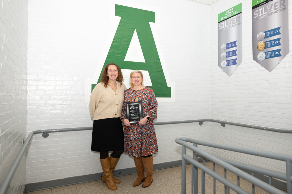 Lyndsay Huerbin accepts MASSP award