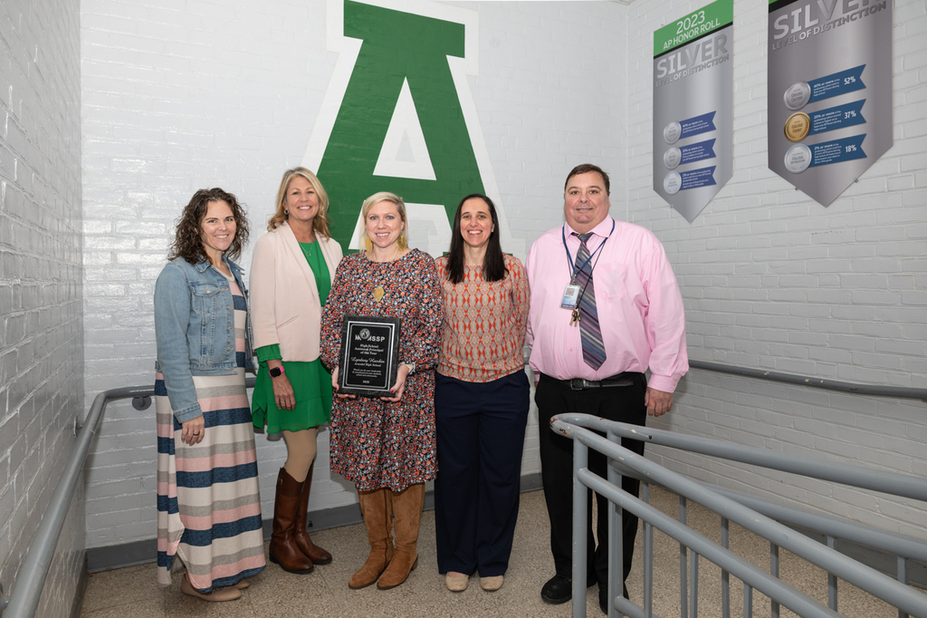 Lyndsay Huerbin accepts MASSP award
